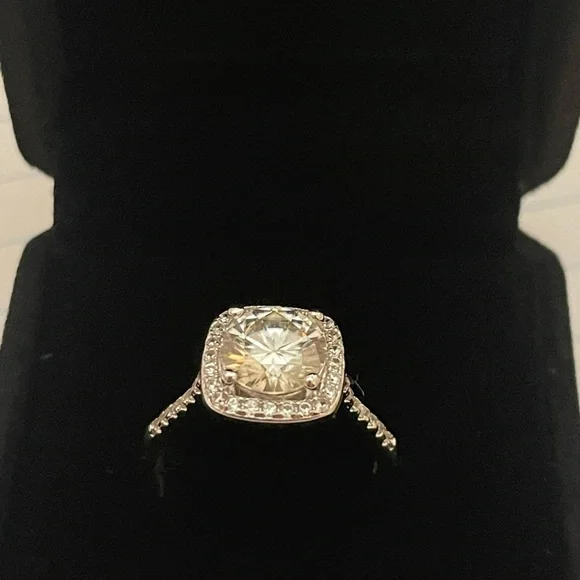 Brand new 2 carat Moissanite Sterling silver ring Size 7 - Picture 2 of 7